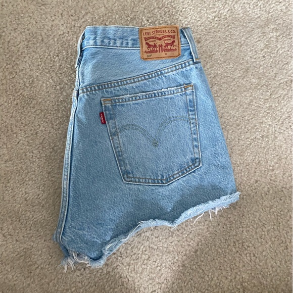 Levi 501 cutoffs - Picture 2 of 4